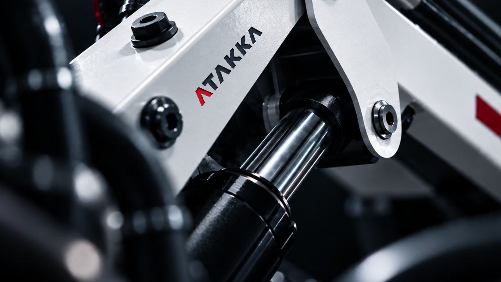 Detalhe de cilindro hidráulico com a marca ATAKKA