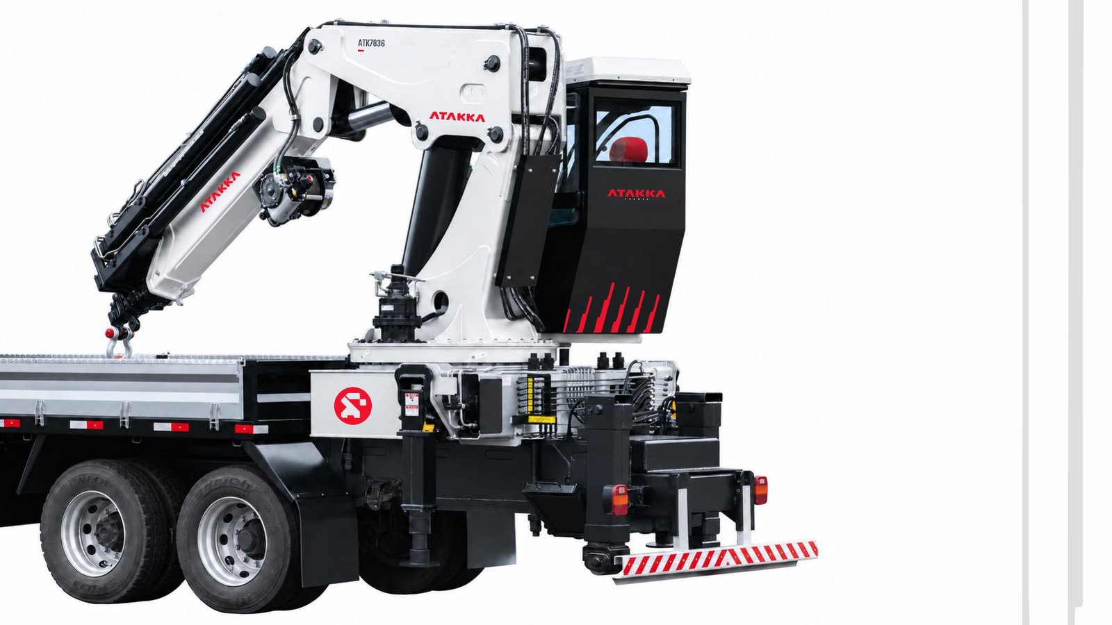 Caminhão com guindaste e aplicação da marca ATAKKA